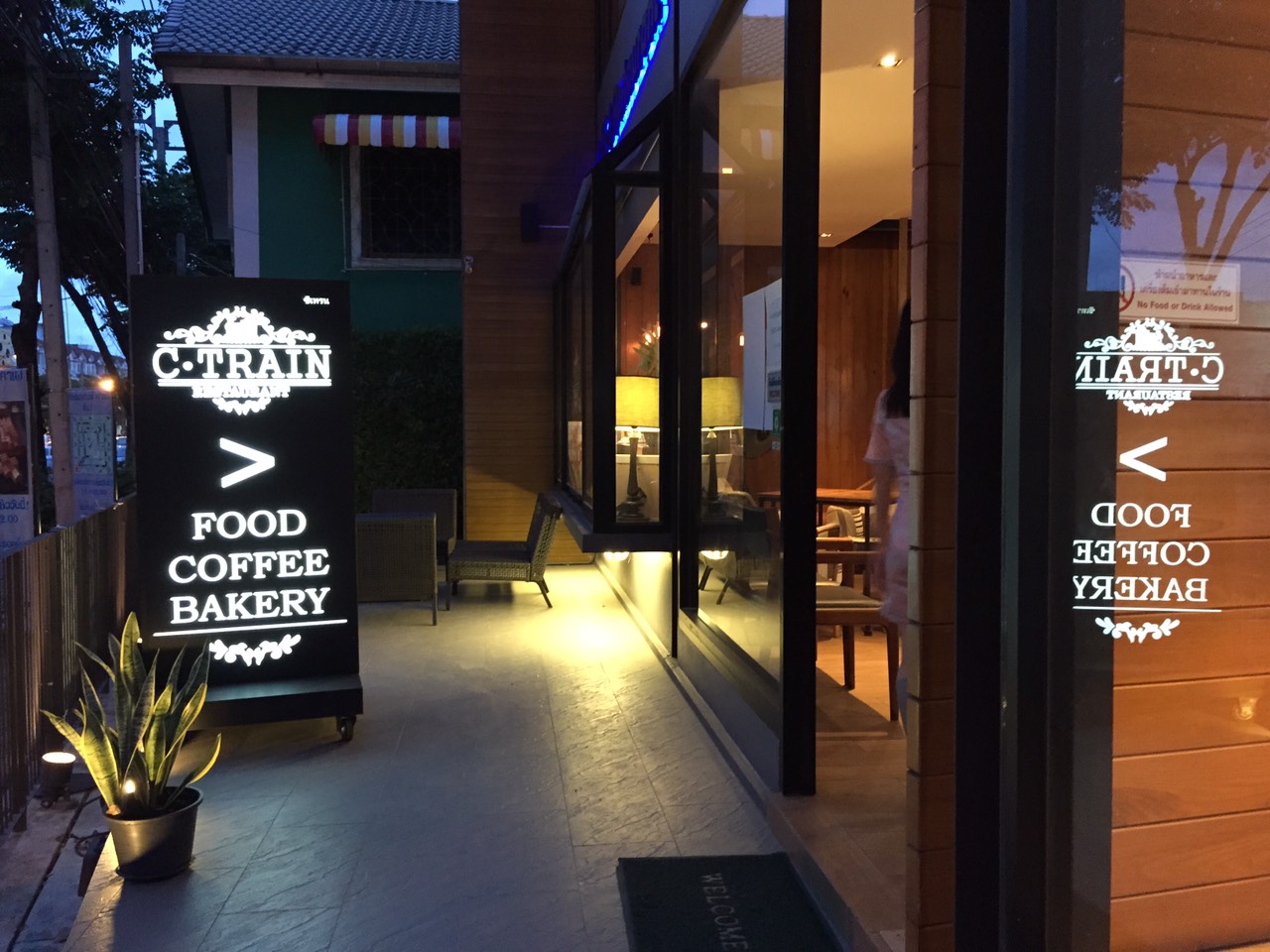 C-Train BoardGameCafe จะอยู่ที่ชั้น 2 ของตึก