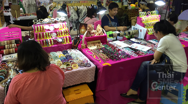 จัดร้านขายของในตลาดนัด