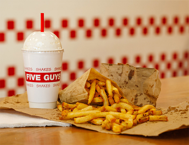 ขายไม่กี่เมนู แฟรนไชส์ Five Guys Burgers