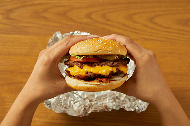ขายไม่กี่เมนู แฟรนไชส์ Five Guys Burgers